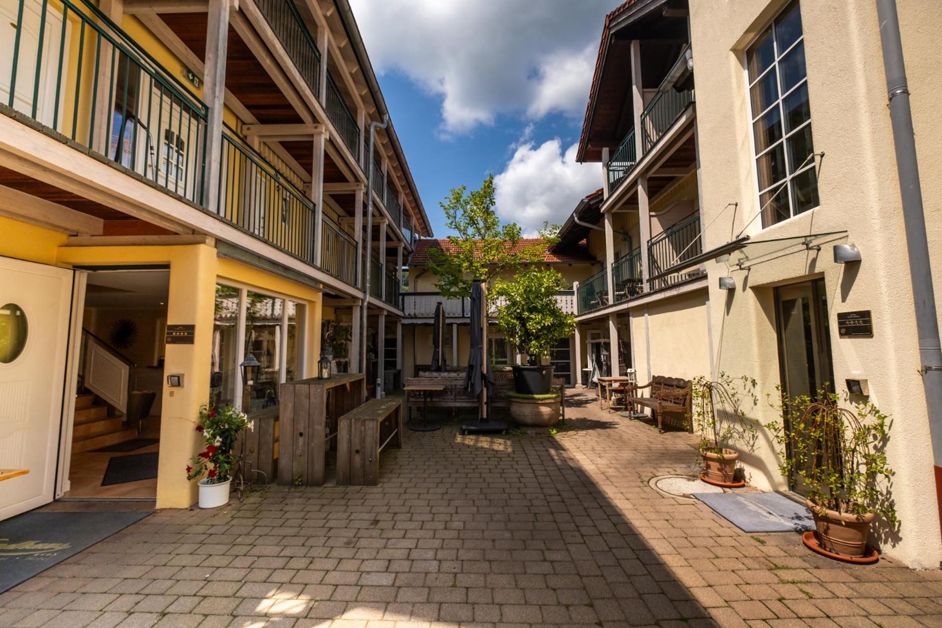 Landhaus Hotel Wolfratshausen Exterior foto