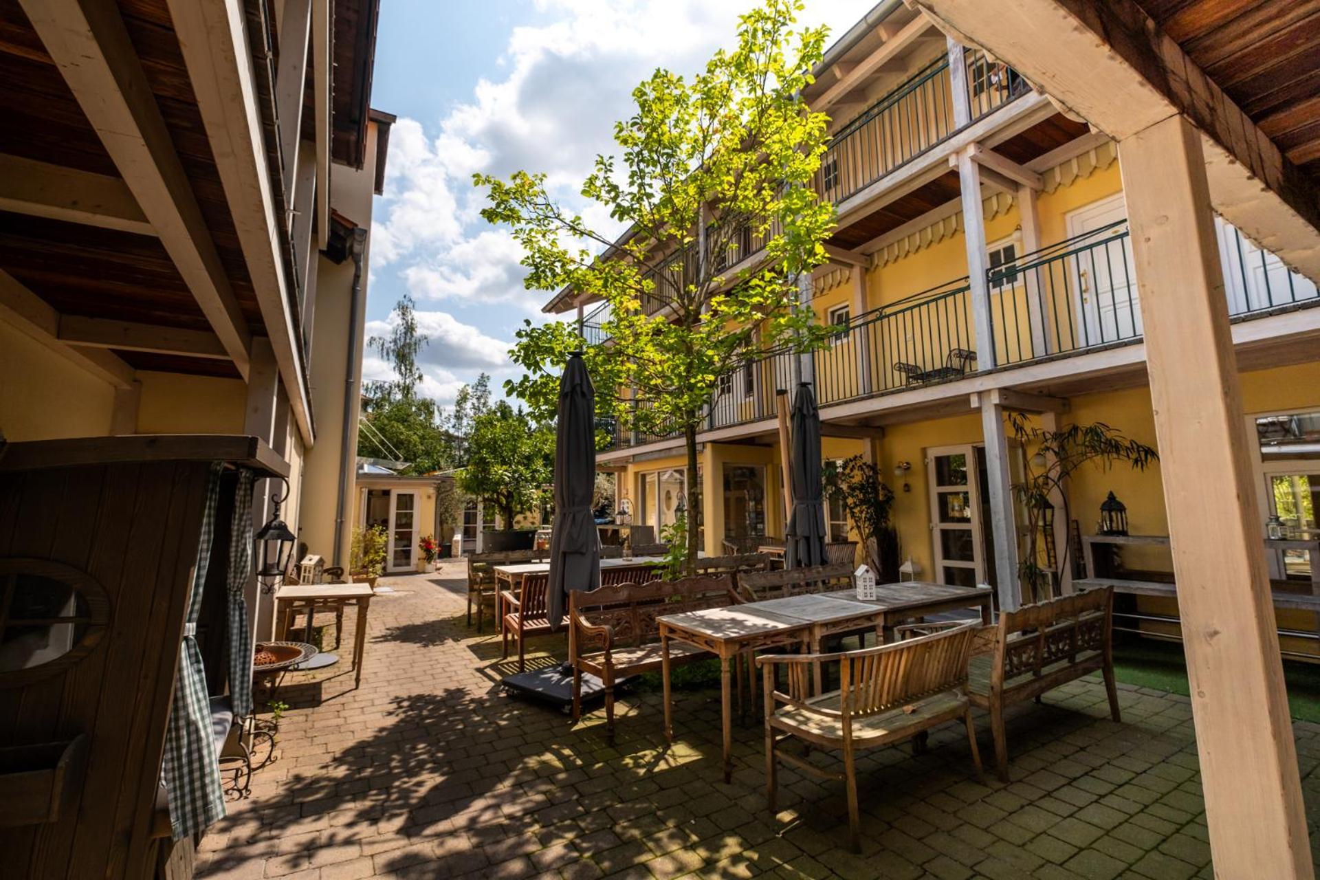 Landhaus Hotel Wolfratshausen Exterior foto
